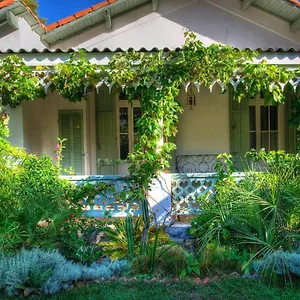 https://la-petite-calanque.fr-provencehotel.com